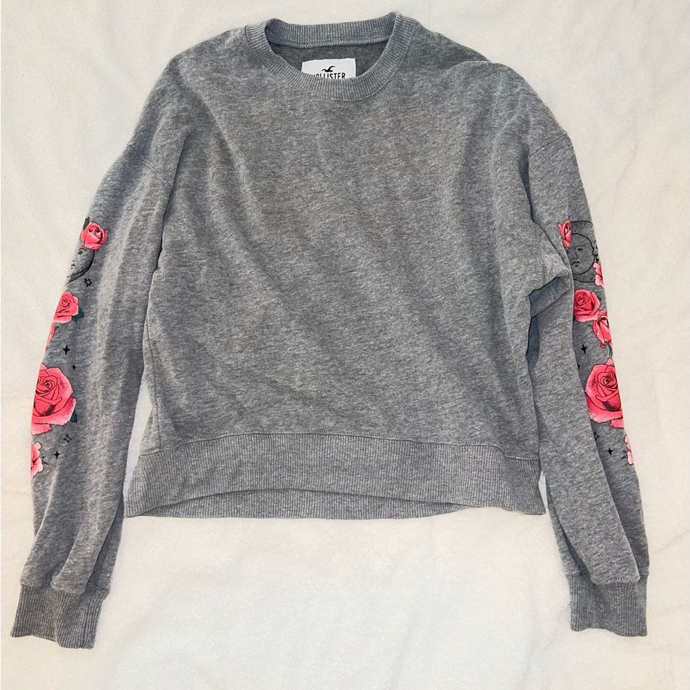 Gray crewneck with pattern sleeves